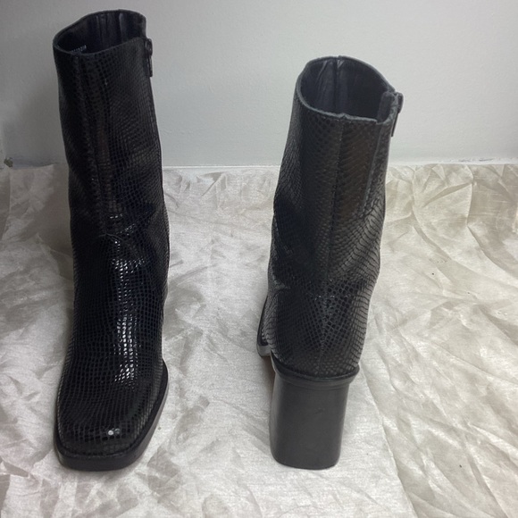 Black Shiny Boots - Picture 2 of 3